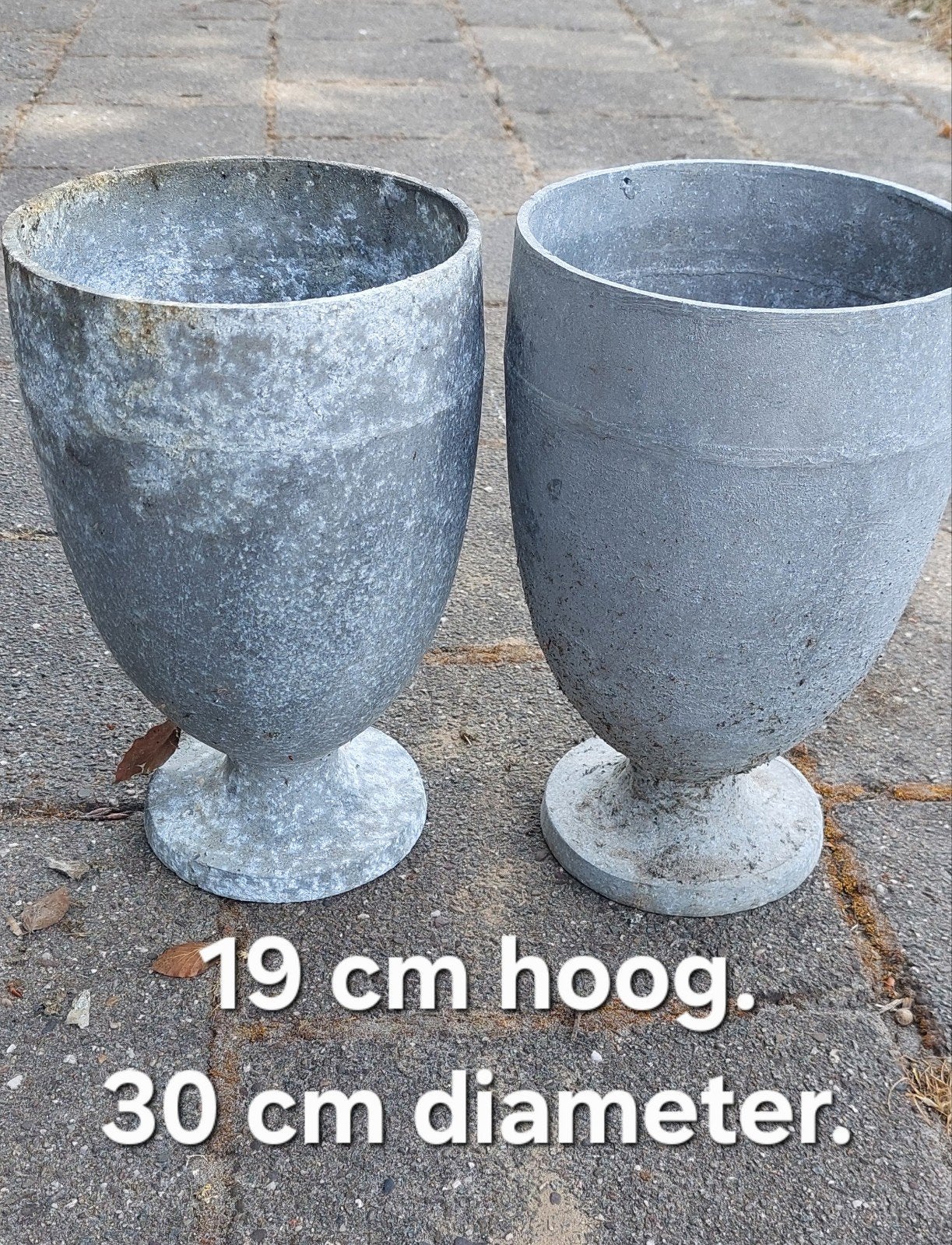 2 mooie zinken vazen.
Voor maten zie foto., Ophalen, Rond, Metaal, Minder dan 40 cm