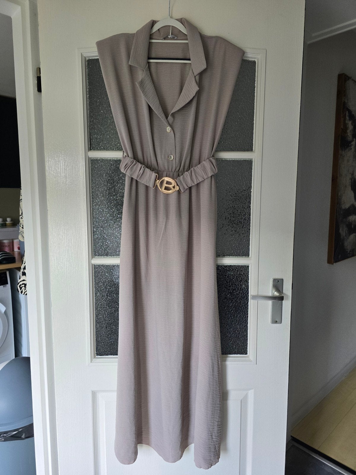 nieuw jurk schoudervullingen 38 40 42 44 taupe, Ophalen of Verzenden, Nieuw, Maat 42/44 (L), Onder de knie