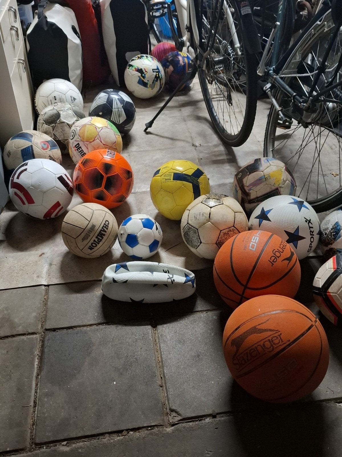 Diverse sportballen: voetbal, basketbal, volleybal, Ophalen of Verzenden, Gebruikt, Bal