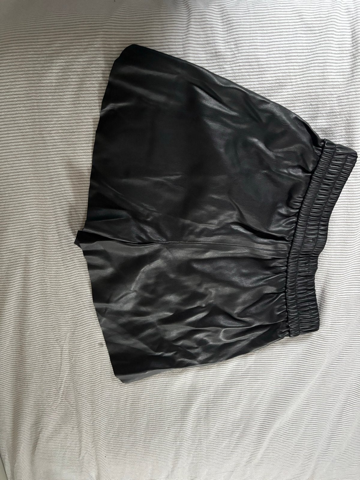 Zwarte nep leren shorts van Zara, maat S, Kort, Zwart, Ophalen of Verzenden, Zo goed als nieuw