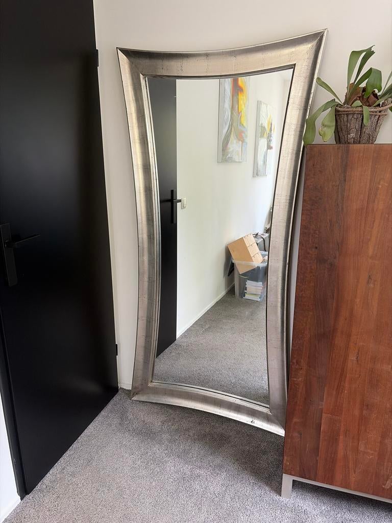 Grote zilverkleurige spiegel met sierlijke lijst, Huis en Inrichting, Woonaccessoires | Spiegels, Ophalen, Zo goed als nieuw, 75 tot 100 cm