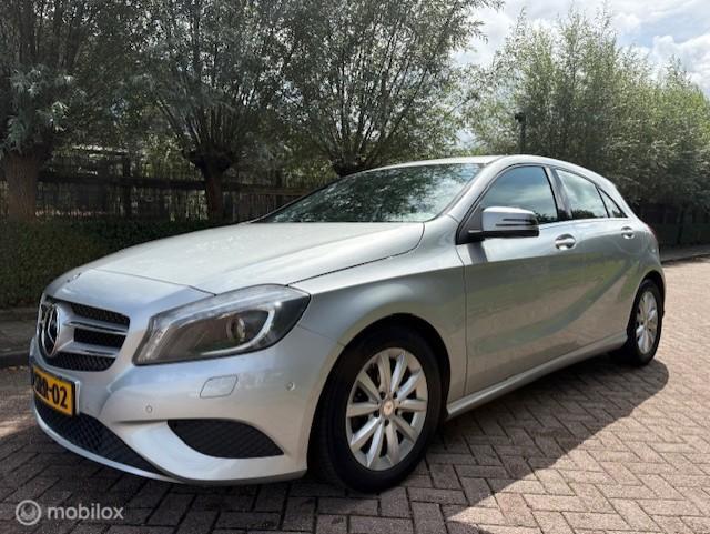 Mercedes A-klasse 180 Edition Navigatie 4U3 Nap!, Auto's, Mercedes-Benz, Voorwielaandrijving, Gebruikt, 4 cilinders, 122 pk