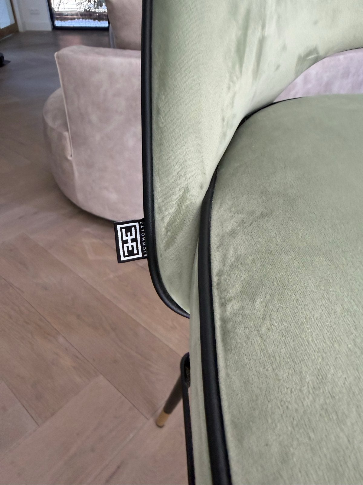 Set van 2 Eichholtz barkrukken fluweel groen, Huis en Inrichting, Barkrukken, Ophalen, Met voetsteun, Zo goed als nieuw, 90 cm of meer