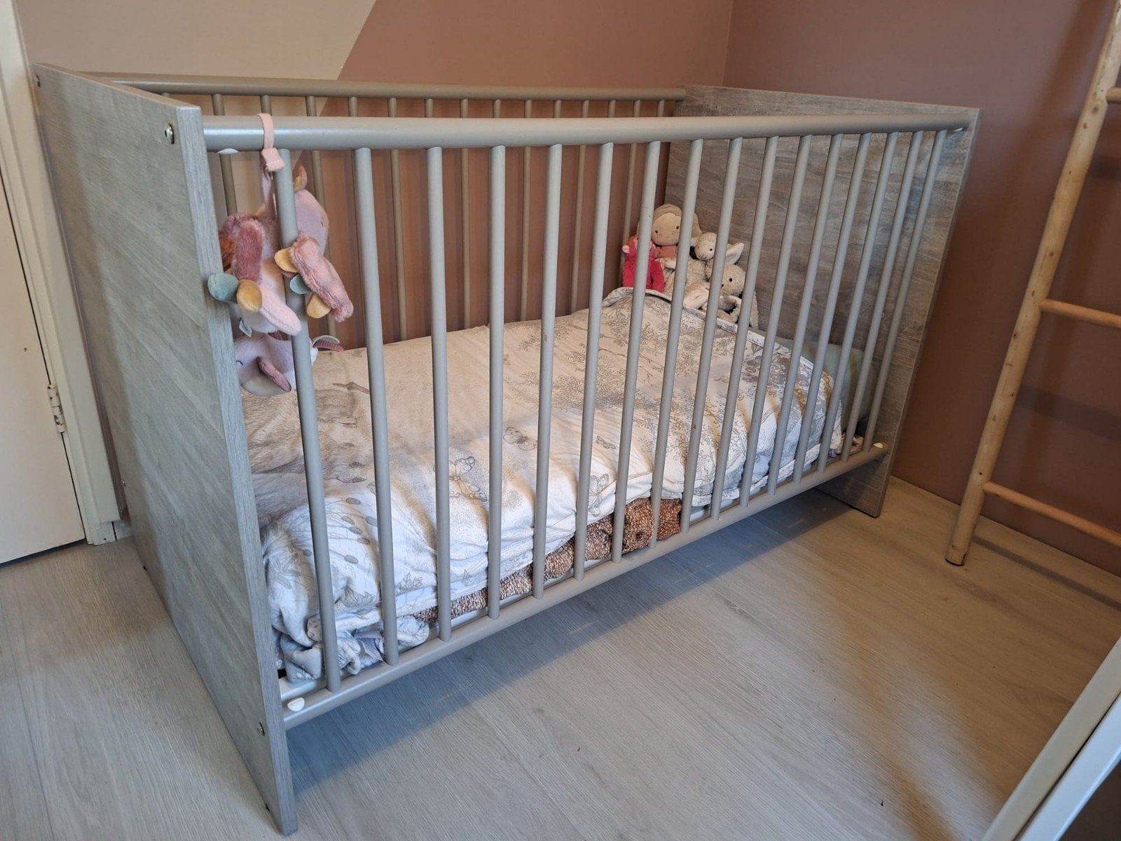 Commode en ledikantje met matras - babykamer, Kinderen en Baby's, Ophalen, 50 tot 70 cm, Zo goed als nieuw, 75 tot 100 cm