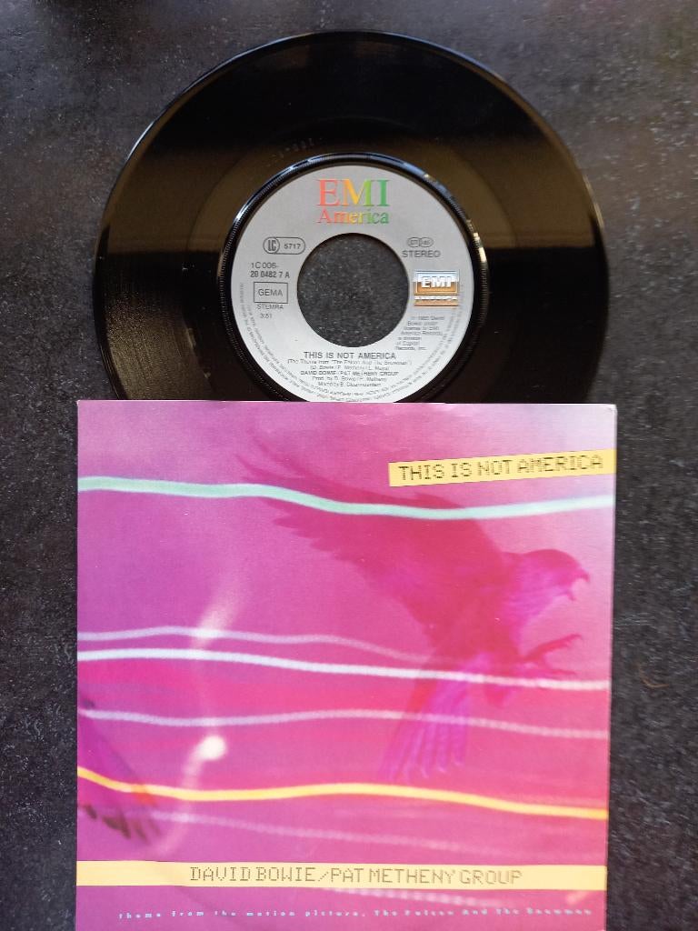 David Bowie + Pat Metheny Group - This is not America 1985, Gebruikt, 7 inch, Single, Ophalen of Verzenden