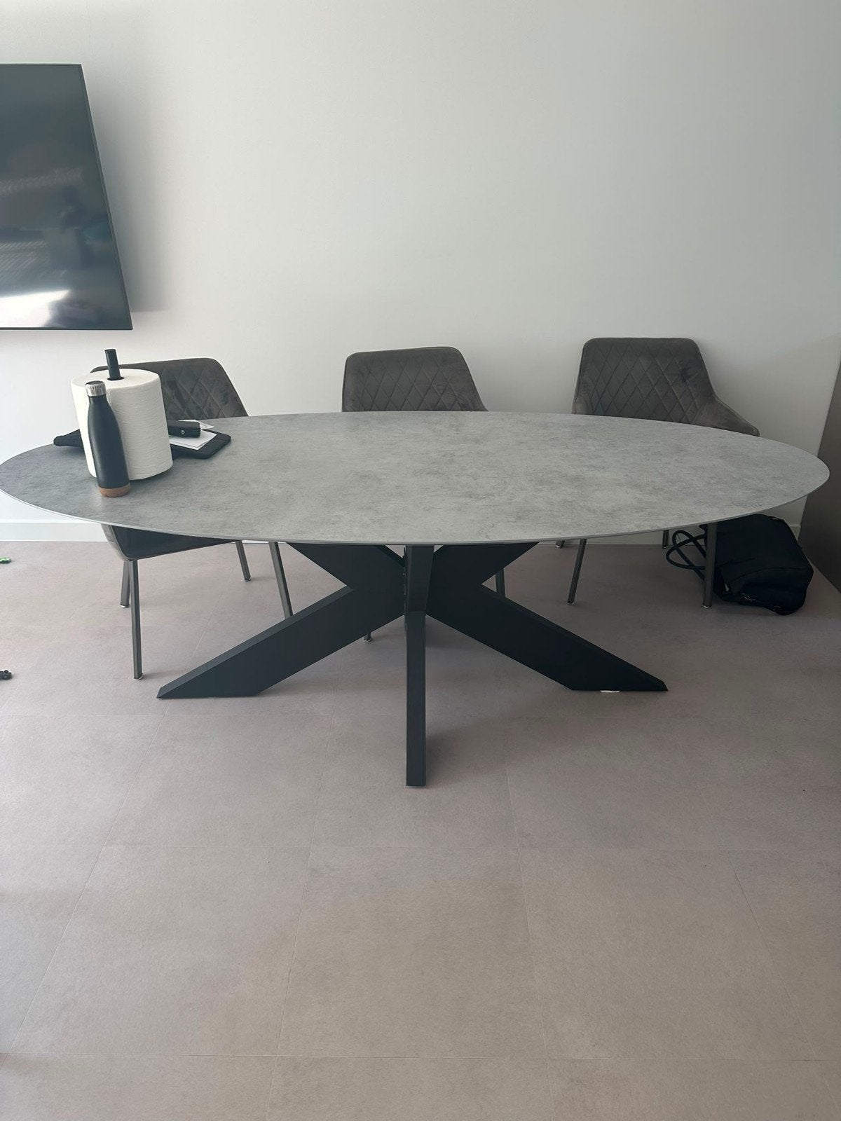 Ovale eettafel met grijze betonlook en zwart onderstel, Huis en Inrichting, Tafels | Eettafels, Ophalen, Gebruikt, 100 tot 150 cm