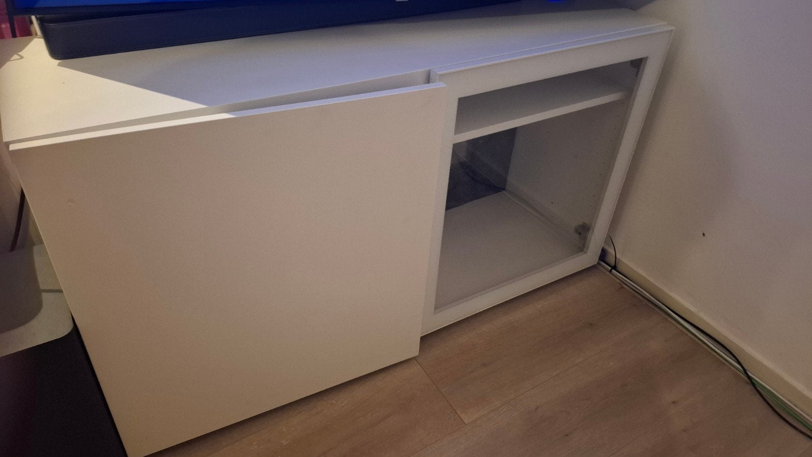 Witte TV-kast met opbergruimte en glazen deur, Ophalen, Gebruikt, 100 tot 150 cm, Glas