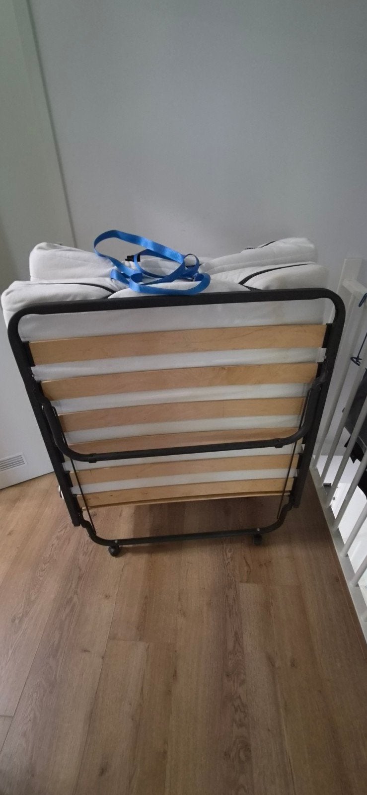 Opvouwbaar logeerbed met matras - Zo goed als nieuw, Eenpersoons, Zwart, Zo goed als nieuw, Metaal