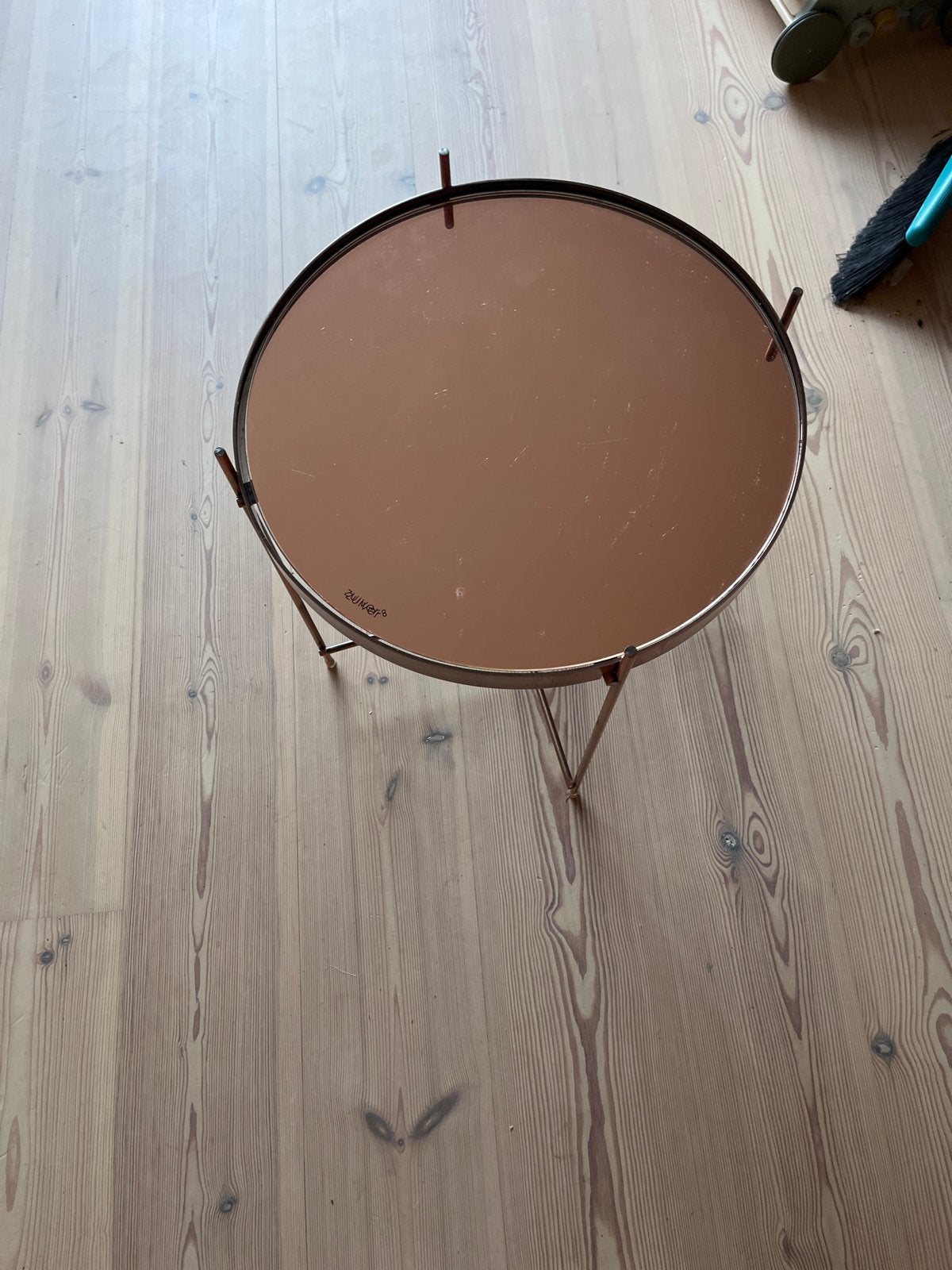 Zuiver bijzettafel met koperen spiegelblad, Minder dan 55 cm, Metaal of Aluminium, Rond, Zo goed als nieuw