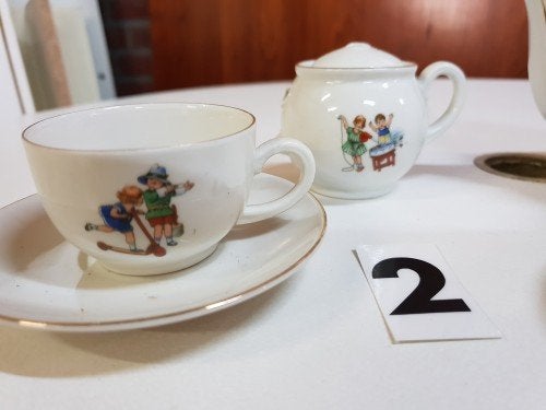 Mini servies nr. 2, met spelende kinderen, 8-delig, suikerpo, Ophalen of Verzenden