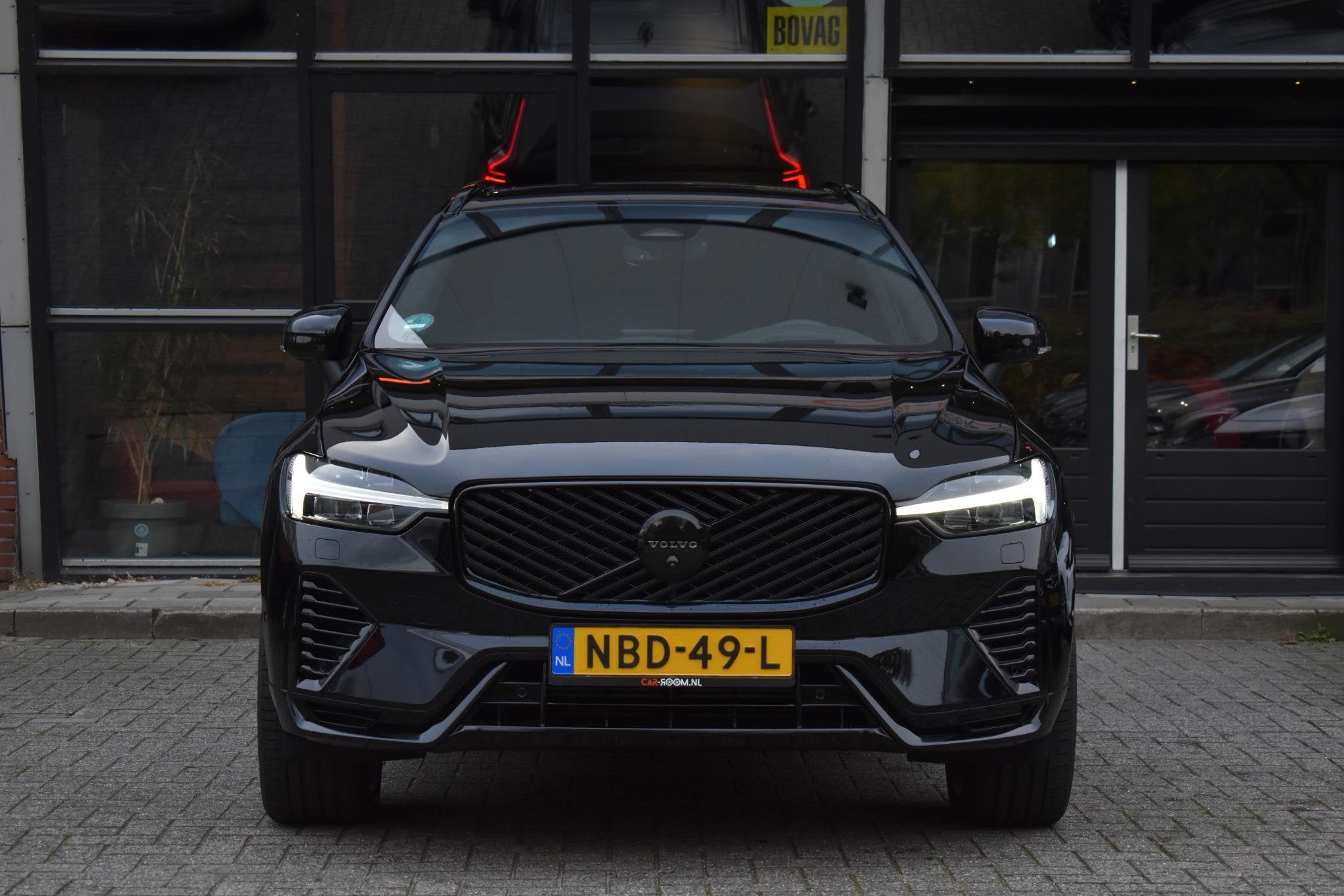 Volvo XC60 2.0 T8 Plug-in-hybrid AWD Ultra Black Edition Fac, Auto's, Dealer onderhouden, Gebruikt, 4 cilinders, 180 min