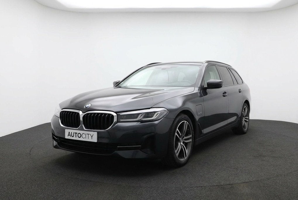 BMW 5 Serie Touring 530e xDrive Pano l 360° Camera l Ledere, Auto's, Gebruikt, Euro 6, 4 cilinders, 2000 kg