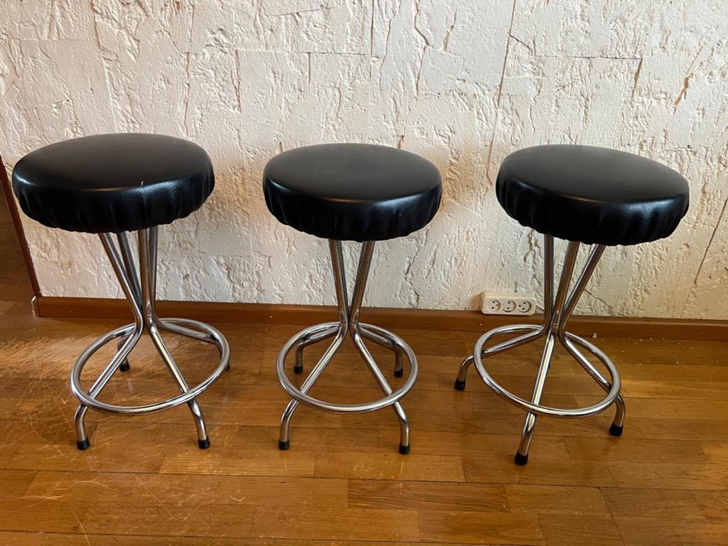 Set van 3 Vintage Barkrukken Chroom met Zwart Skai Jaren 70, Huis en Inrichting, Barkrukken, 2 krukken, Ophalen, Zo goed als nieuw