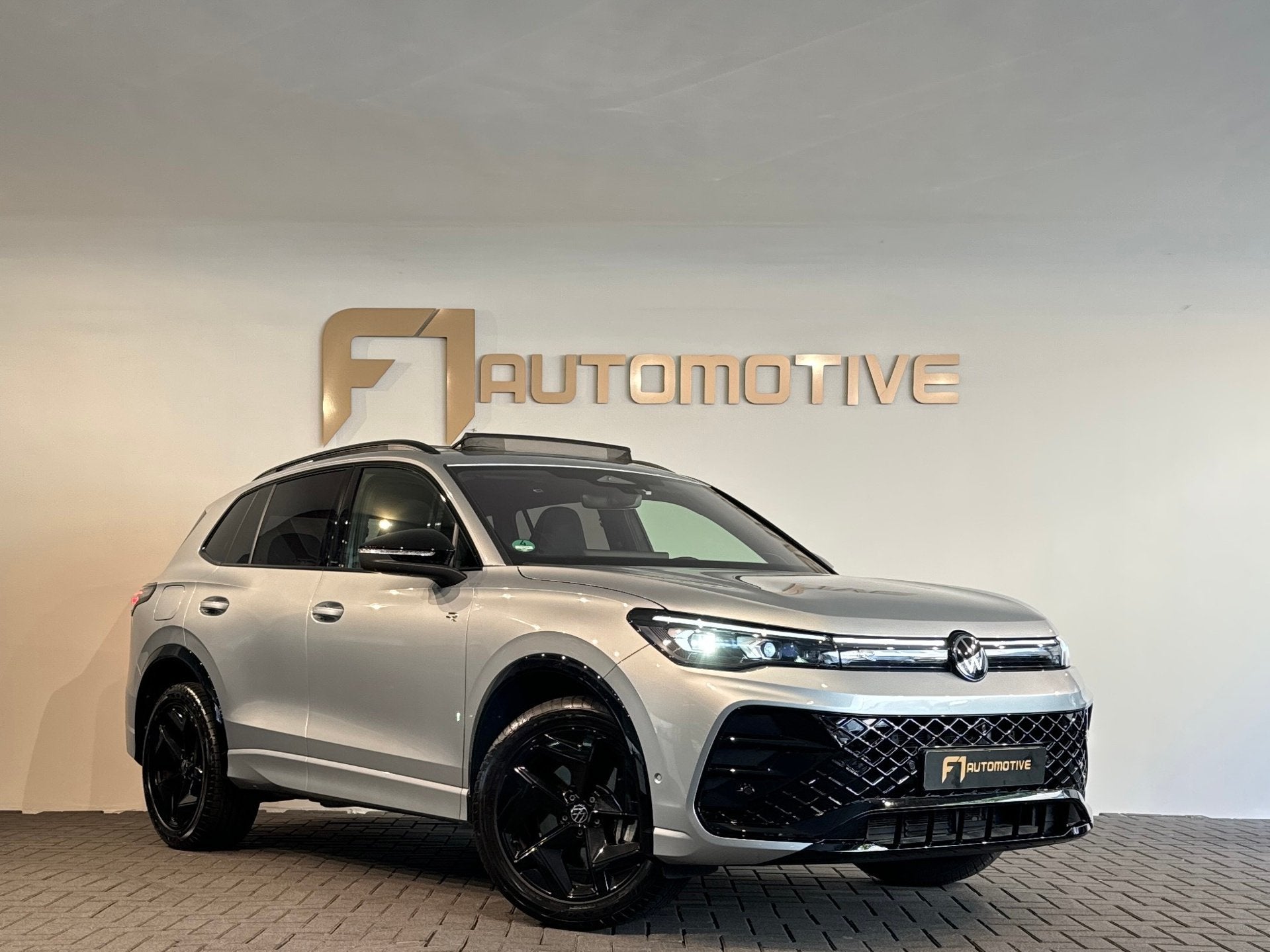 Volkswagen TIGUAN 1.5 eHybrid R-Line Business Pano|H/K|Massa, Dealer onderhouden, Euro 6, 4 cilinders, 2000 kg