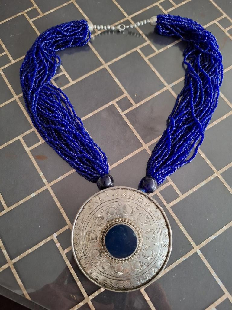 Blauwe kralenketting met zilverkleurige hanger, Sieraden, Tassen en Uiterlijk, Kettingen, Overige materialen, Gebruikt, Blauw