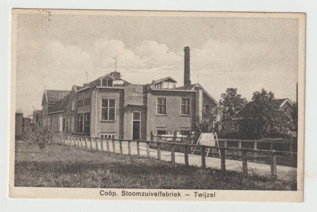 Gelopen zwart-wit ansichtkaart ca 1930 Zuivelfabriek Twijzel, Verzamelen, Verzenden, 1920 tot 1940, Gelopen, Friesland