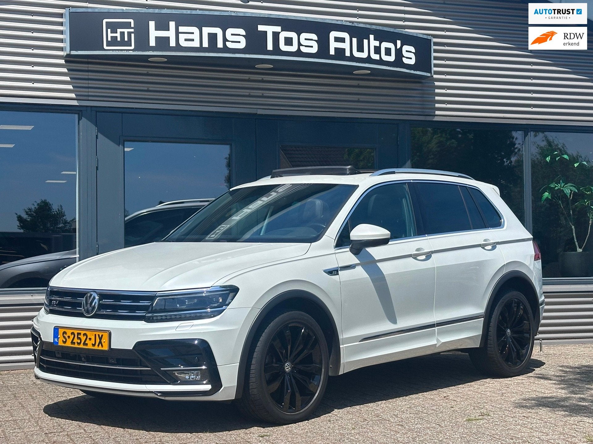 Volkswagen Tiguan 2.0 TSI 4Motion R-Line Highline / PANO / 3, Auto's, Dealer onderhouden, Gebruikt, 1984 cc, Wit