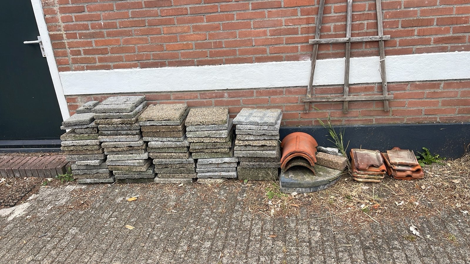 Gratis af te halen: Tegels, dakpannen en betonblokken, Ophalen, Overige materialen, Gebruikt, 20 tot 40 cm