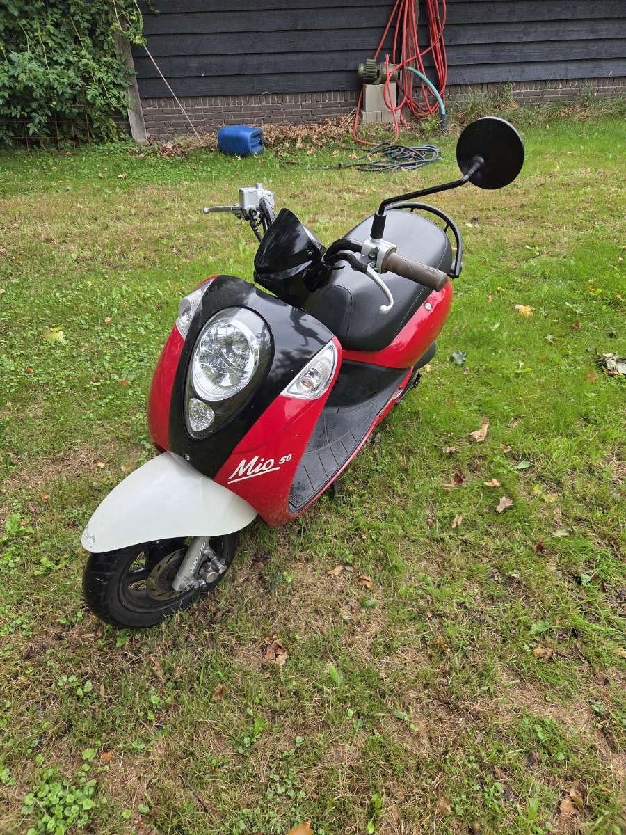 Sym mio snor, Fietsen en Brommers, Ophalen, Zo goed als nieuw, Benzine, Mio