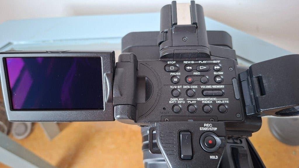 Foto 4 van Sony HVR-Z7E HDV videocamera + Carl Zeiss lens + 3 accu’s