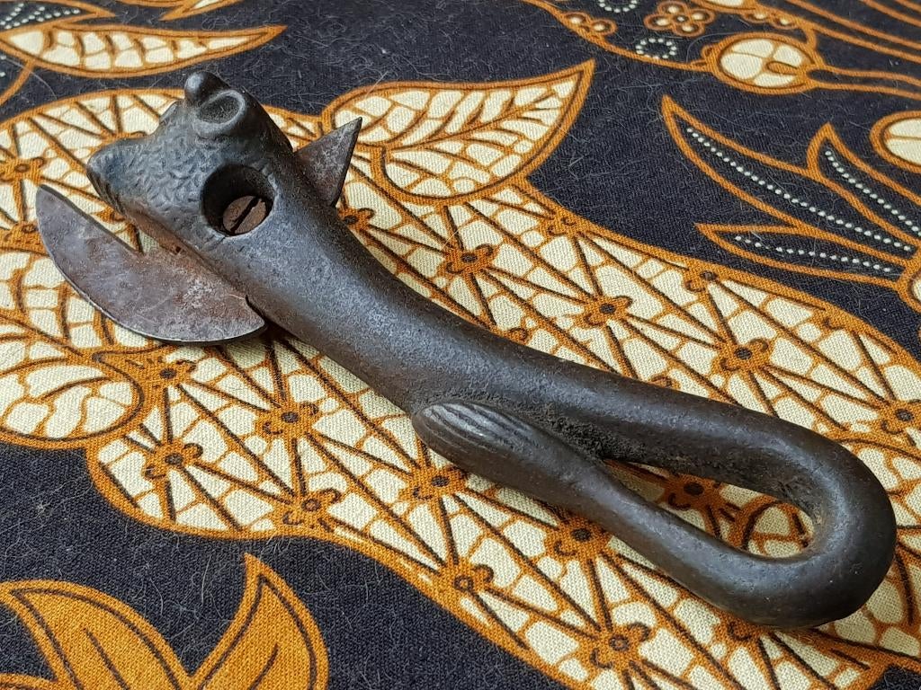 Oude koeienkop blikopener uit Engeland van ijzer 15,3 cm., Antiek en Kunst, Ophalen of Verzenden