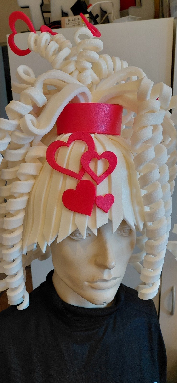 Unieke Foam Pruik met Rode Harten - Perfect voor Carnaval!, Maat 38/40 (M), Carnaval, Nieuw, Ophalen of Verzenden