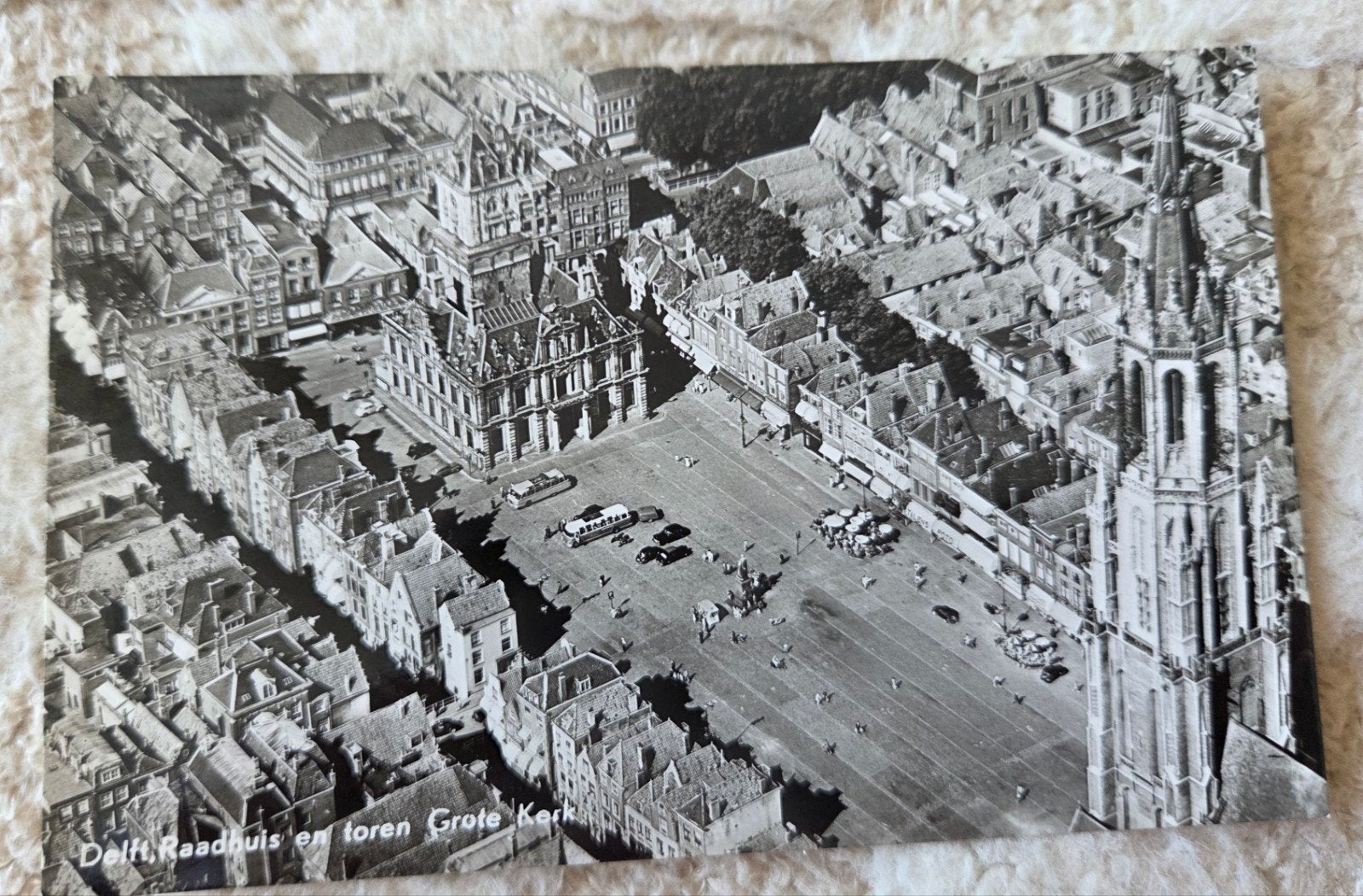 Oude Ansichtkaart Delft Raadhuis en Grote Kerk, Verzenden, 1940 tot 1960, Ongelopen, Zuid-Holland