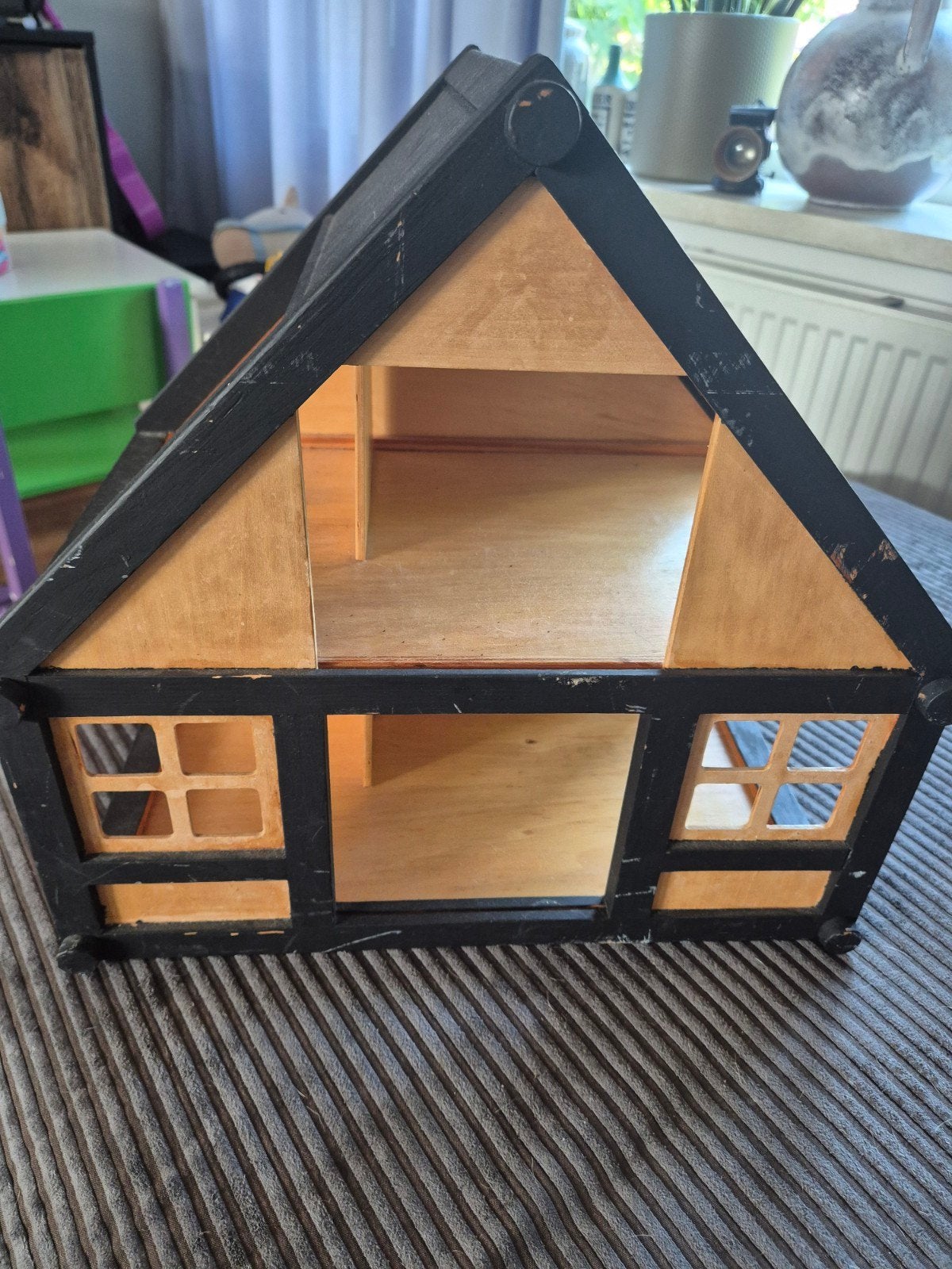 Houten poppenhuis met meubels en poppen - opknapper, Ophalen, Gebruikt, Poppenhuis