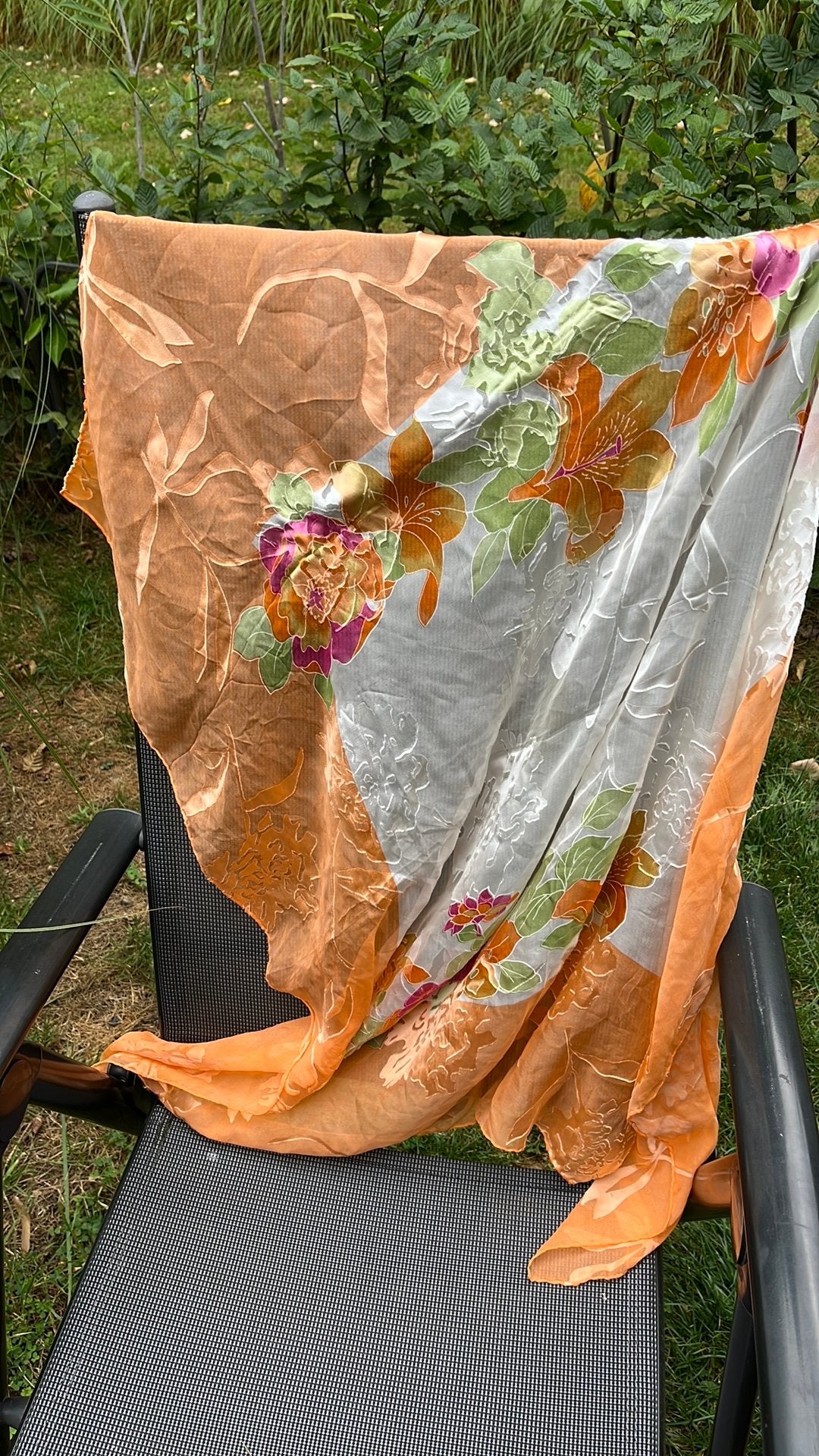 Olalla 100% zijden shawl uit Barcelona; oranje bloemen., Kleding | Dames, Ophalen of Verzenden, Zo goed als nieuw