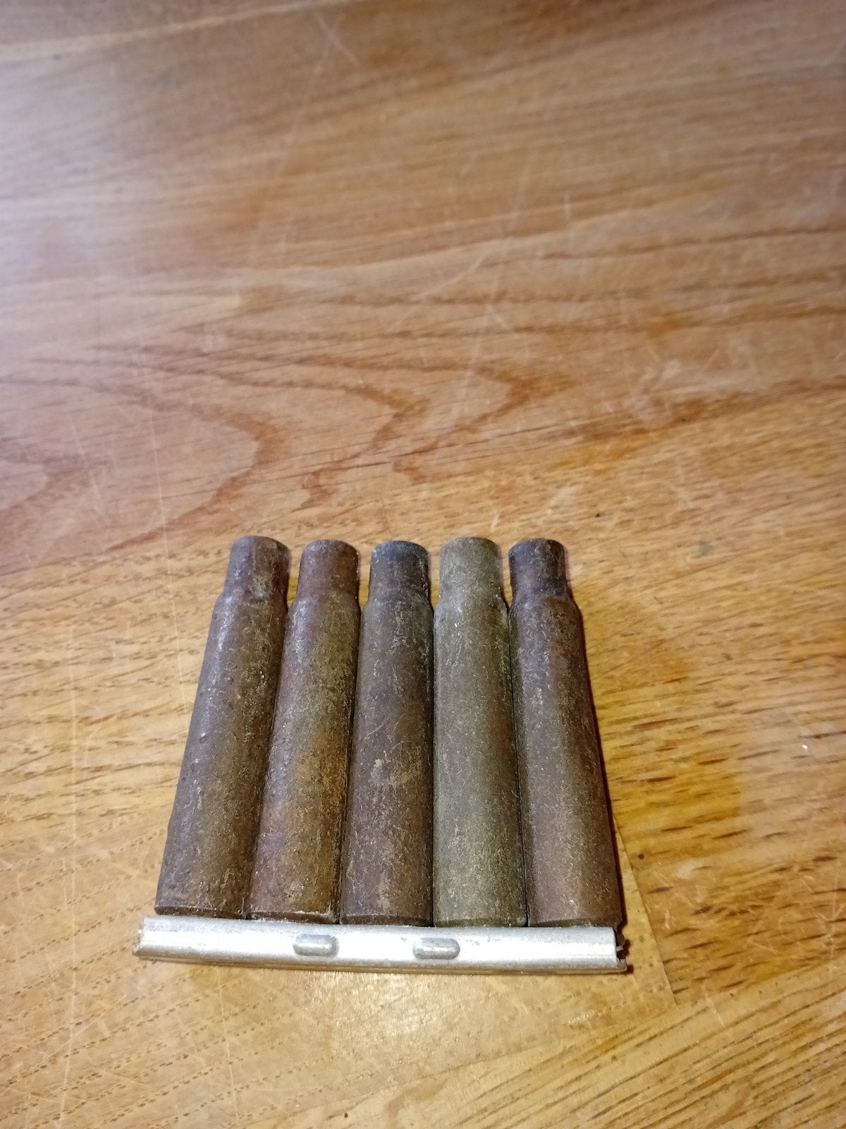 ​WO2 Duitse K98 Laadstrip + 5 Hulzen (7.92x57 Mauser) – Vrij, Ophalen of Verzenden, Duitsland, Hulzen of Bodemvondsten
