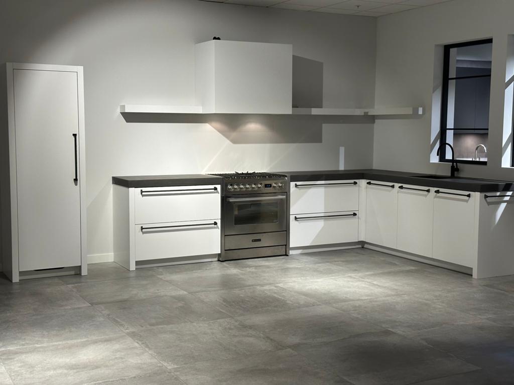 Luxe showroomkeuken met fornuis, Huis en Inrichting, Keuken | Complete keukens, Ophalen, Overige materialen, Wit, Hoekkeuken