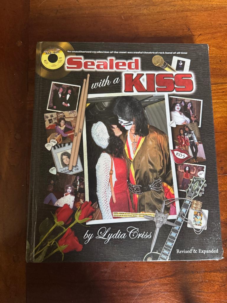 KISS – “Sealed With A KISS” – Lydia Criss, Verzamelen, Ophalen of Verzenden, Zo goed als nieuw, Boek, Tijdschrift of Artikel