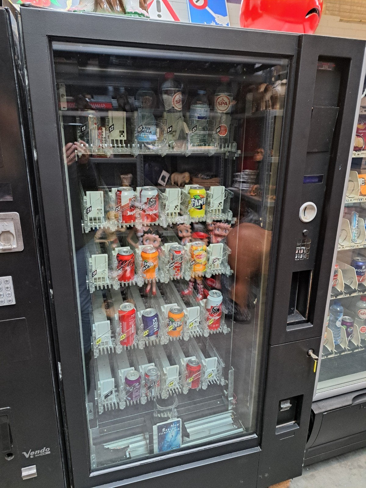 frisdrank automaat Vendo G6 gekoeld, Ophalen