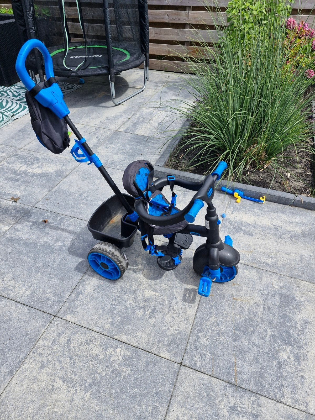 Blauwe driewieler met duwstang, Ophalen, Terugtraprem, Onbekend, Verstelbare zitting