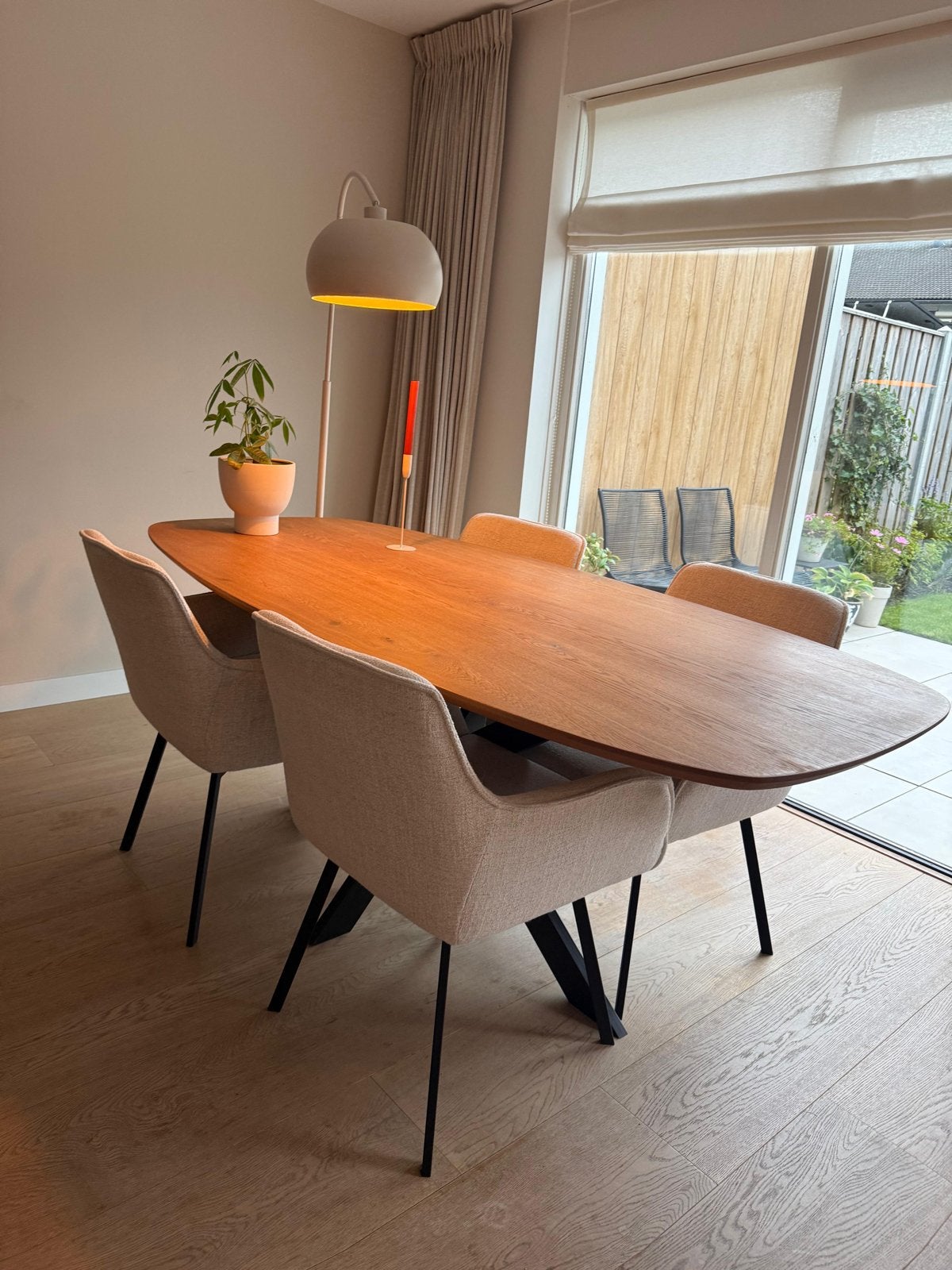 Eiken eettafel ovaal met eetkamerstoelen / eethoek, Eikenhout, Zo goed als nieuw, 150 tot 200 cm, Vier personen