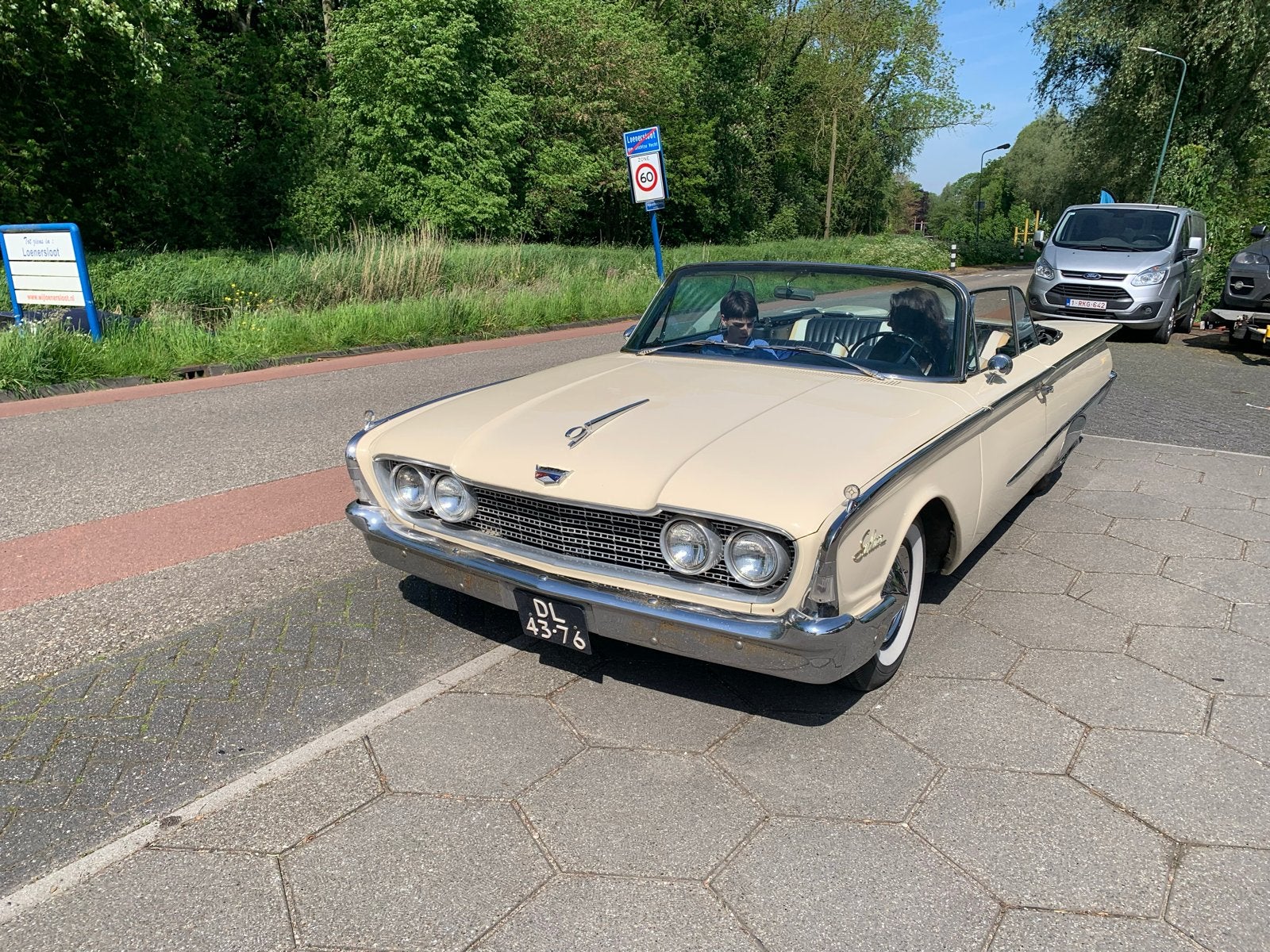 Trouwauto met chauffeur. Ford Sunliner 1960, Met chauffeur, Trouwauto