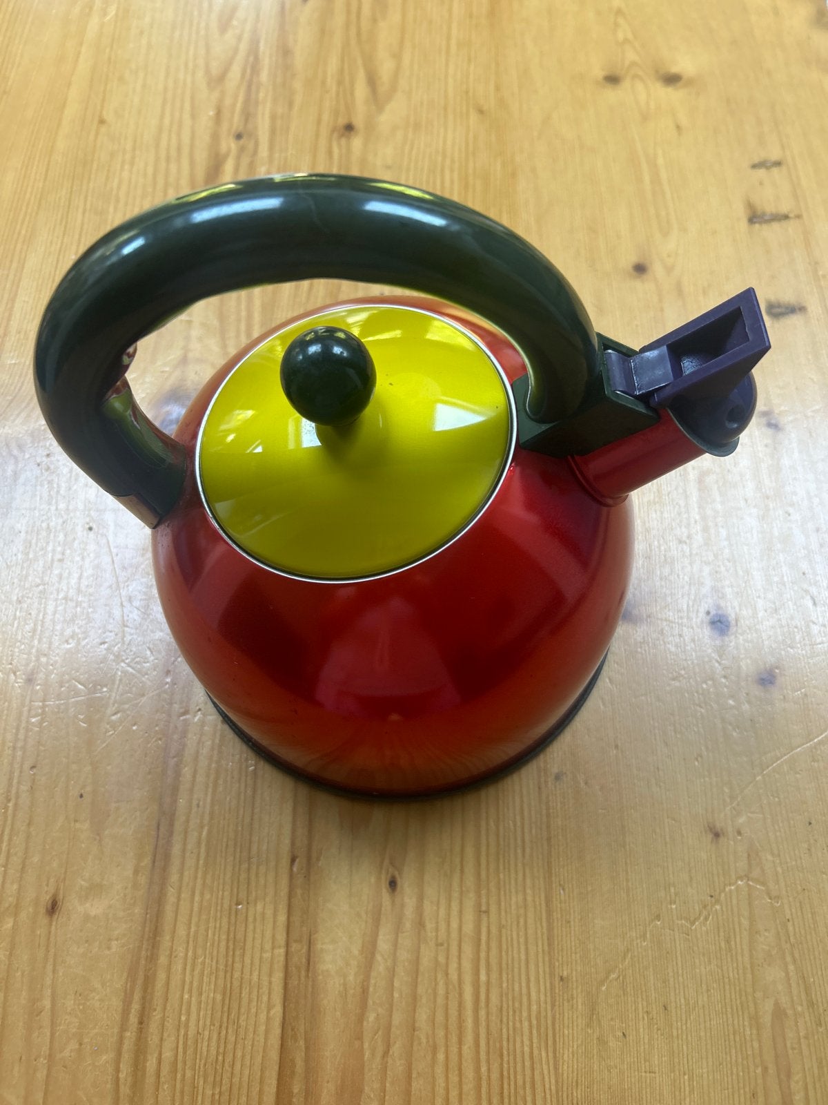 Vintage Kleurrijke fluitketel - Rood, geel en groen, 1 tot 2 liter, Ophalen of Verzenden, Gebruikt