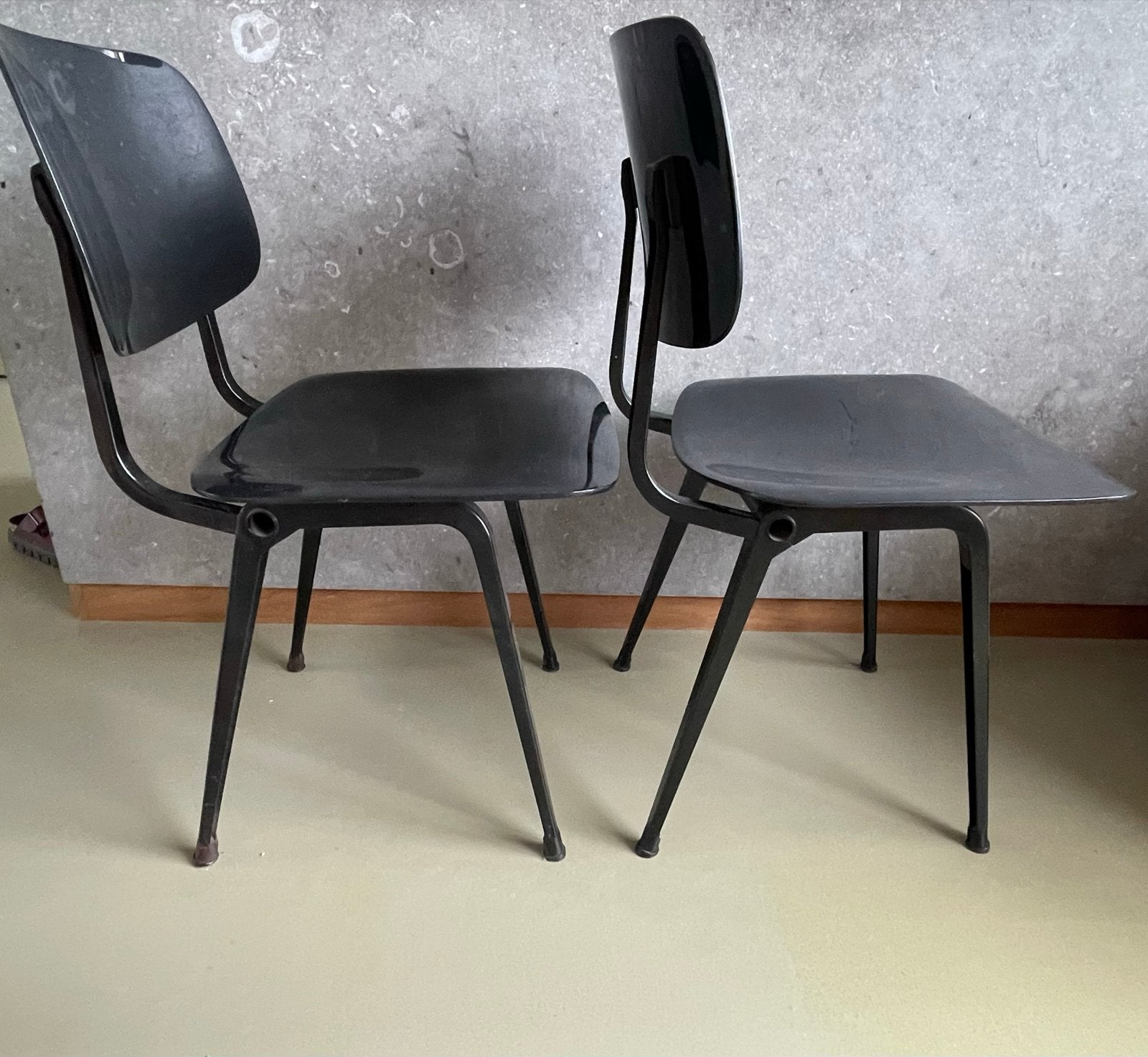 2x Ahrend Revolt stoelen van Friso Kramer, Kunststof, Gebruikt, Twee, Zwart