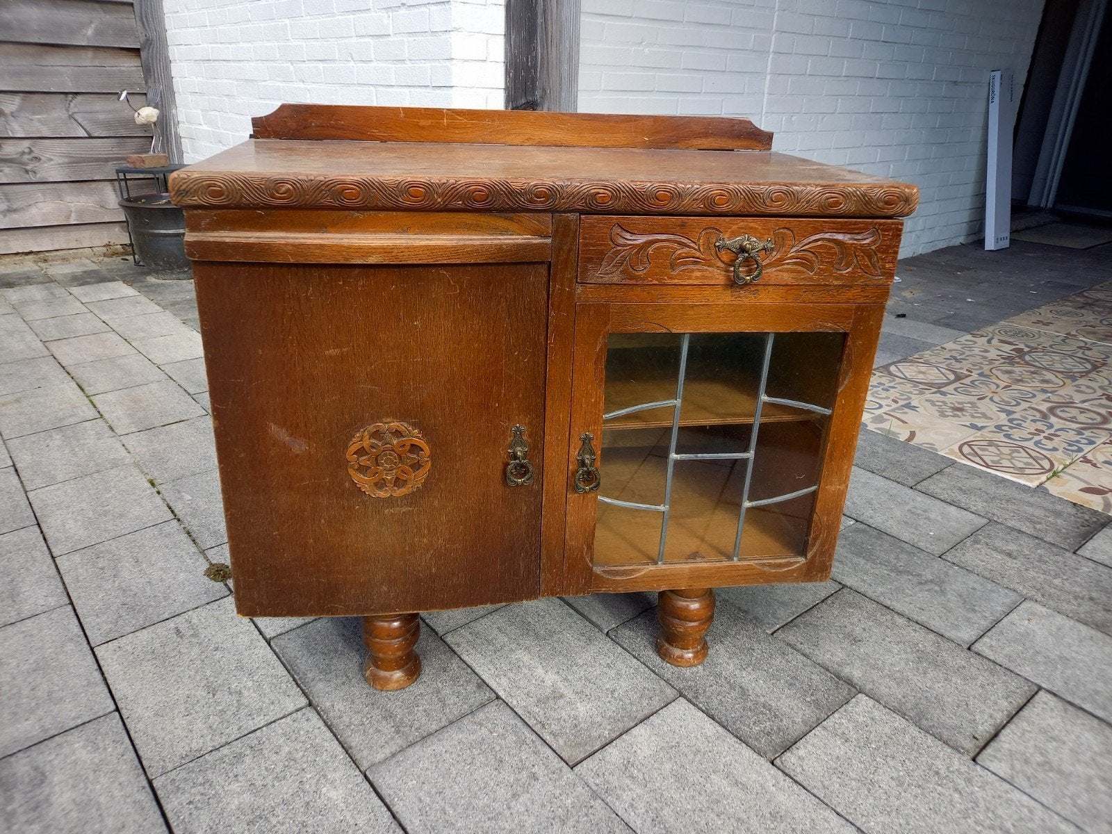 Vintage houten dressoir met snijwerk en glas-in-lood, Antiek en Kunst, Ophalen