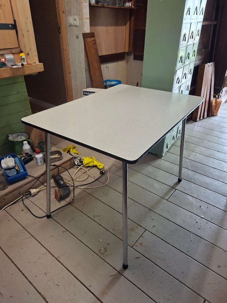 Vintage retro eettafel van Formica, Huis en Inrichting, Tafels | Eettafels, Ophalen, Overige materialen, Gebruikt, 100 tot 150 cm