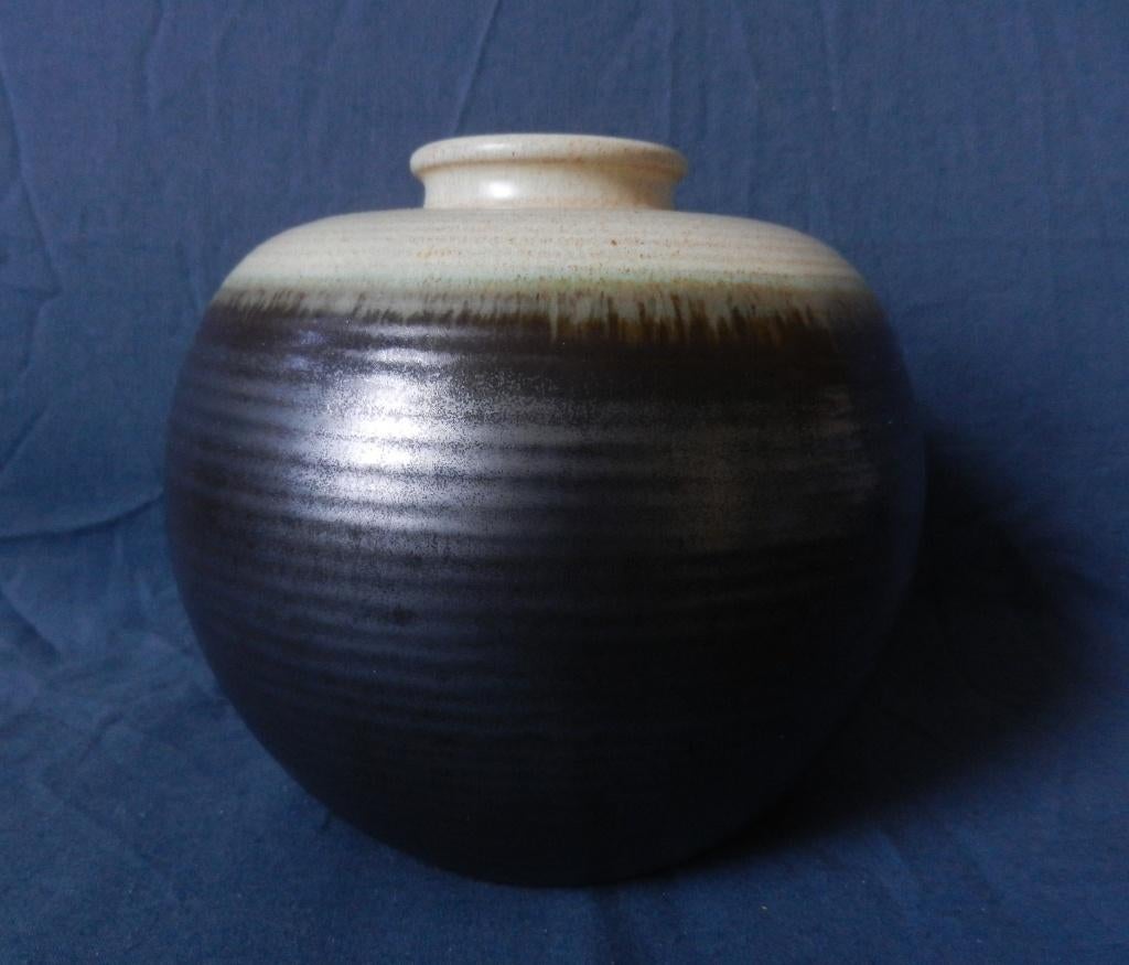 Fraaie vaas brons en beige glazuur Mobach Utrecht h. 16,4 cm, Ophalen of Verzenden