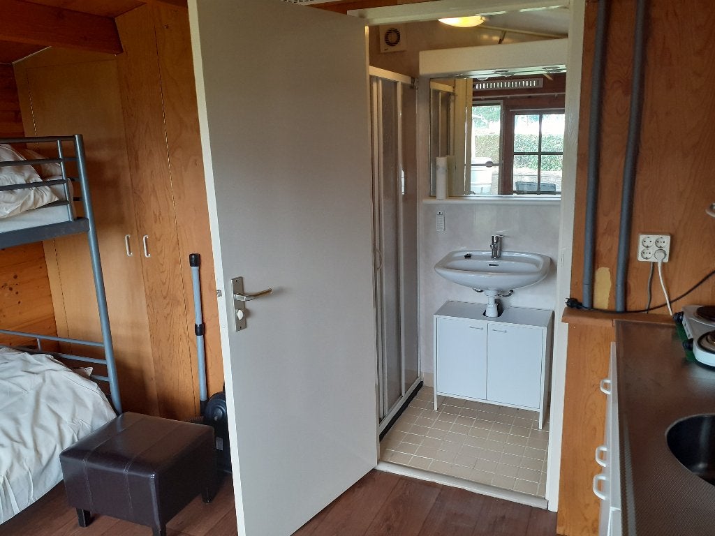 Foto 16 van te koop mooi chalet met tuinhuis naast zwem vis en vaarwater