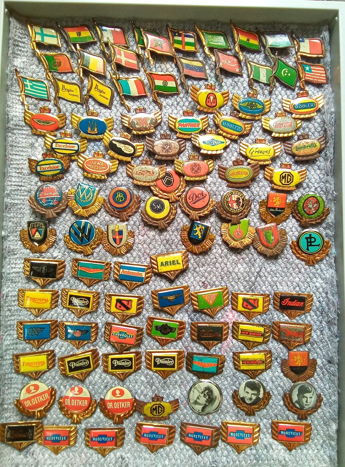 Circa 100 oude Blikken Speldjes: Auto's, Reclame, Vlaggen, Ophalen of Verzenden, Gebruikt, Overige onderwerpen, Speldje of Pin