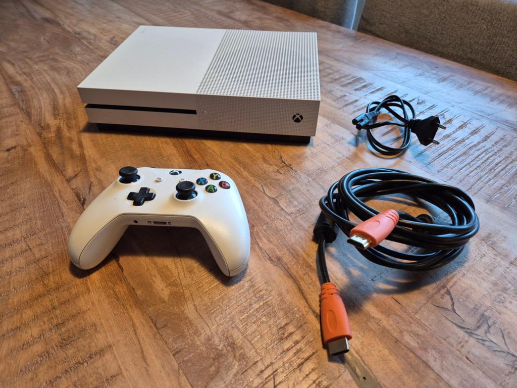 Xbox One S met diskdrive en controller, Spelcomputers en Games, Spelcomputers | Xbox One, Gebruikt, Xbox One S, 500 GB, Met 1 controller