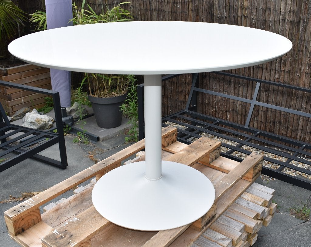 Mooie witte ronde (eet)tafel op een metalen trompetvoet., Ophalen, Strak, Gebruikt, Rond