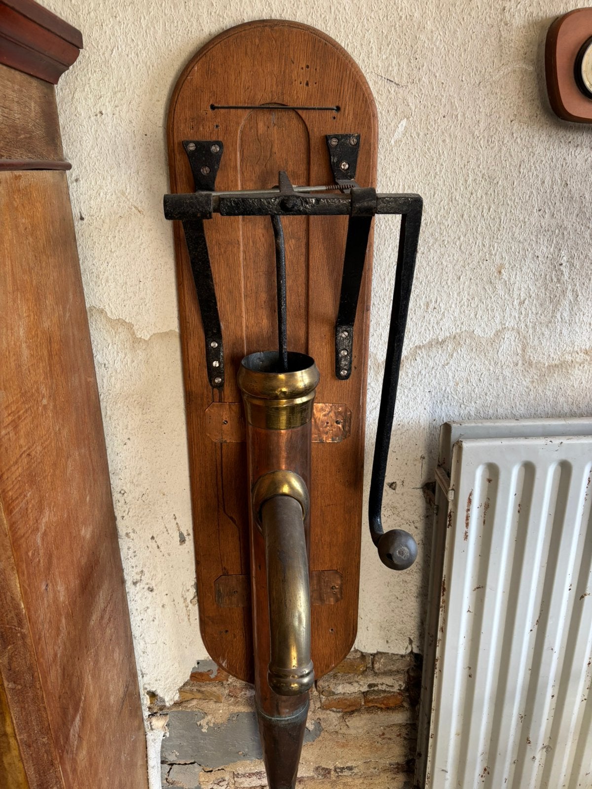 Antieke Koperen Wandpomp op Houten Bord Decoratief, Ophalen