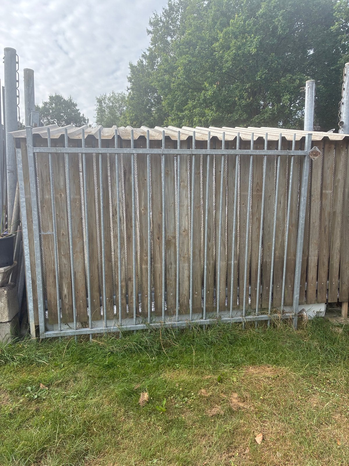 Robuust hekwerk poort een kant te bevestigen aan een muur, Ophalen, Met poort, Gebruikt, Spijlenhekwerk