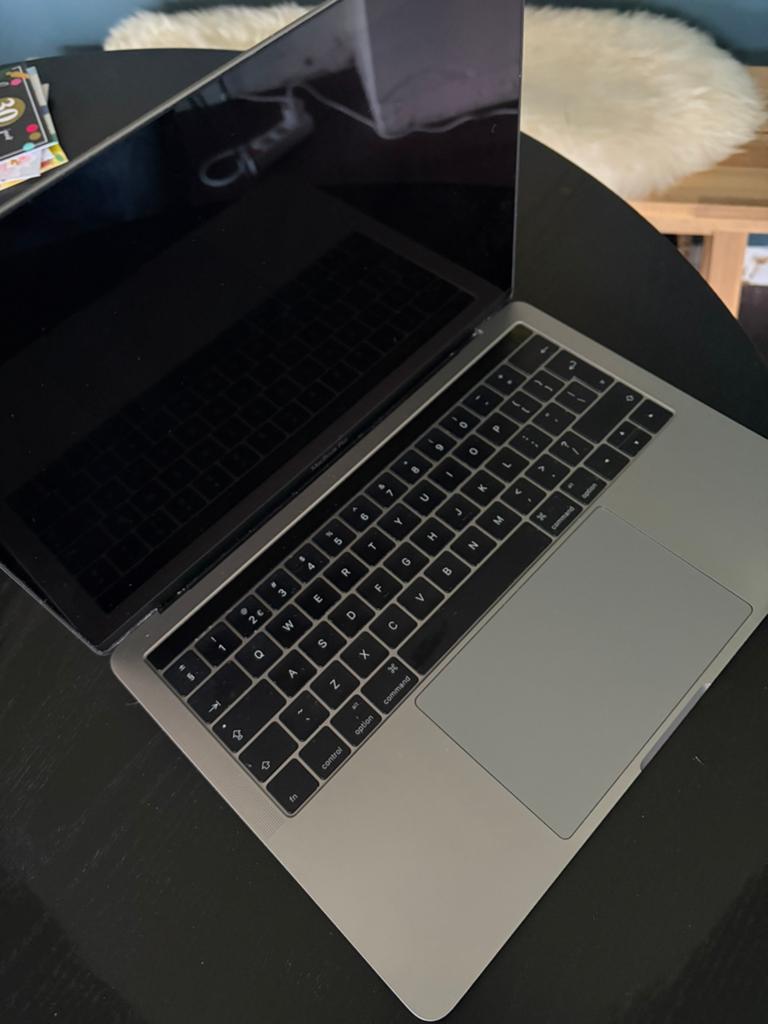 Macbook pro 2016 touchbar 8gb 256gb opslag, Gebruikt, 256 GB, 2 tot 3 Ghz, Qwerty
