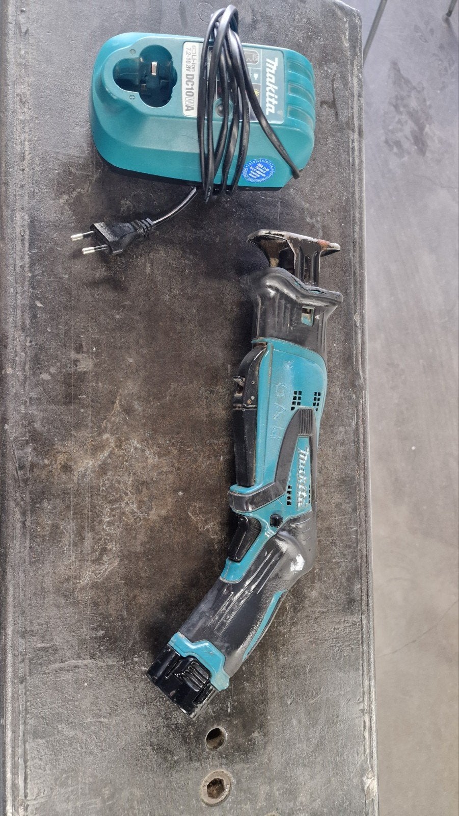 Makita JR100D Reciprozaag met lader en accu, Gebruikt, Ophalen of Verzenden, Makita, Minder dan 600 watt