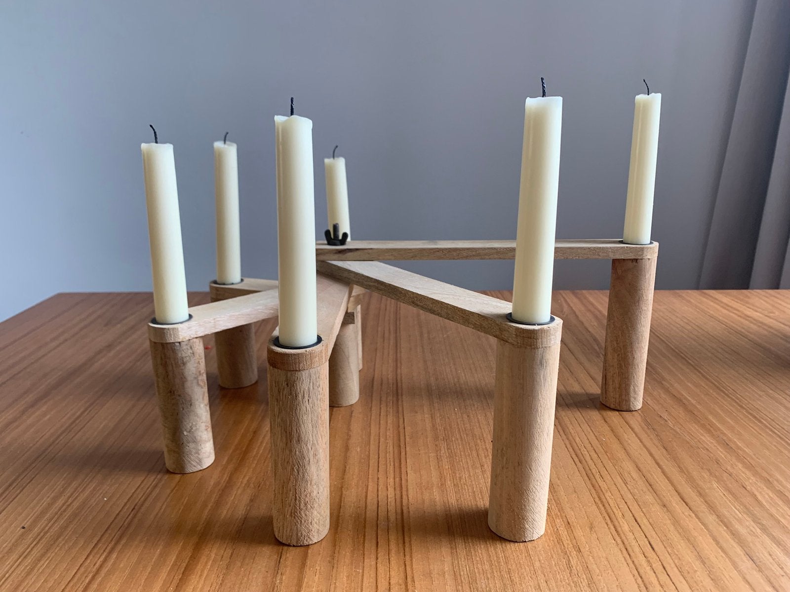 Nieuwe houten kandelaar. Zesarmige houten kaarskandelaar., Ophalen of Verzenden, Nieuw, Hout, Kandelaar